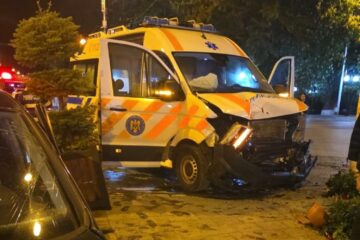 Șofer rănit după ce nu a acordat prioritate unei ambulanțe