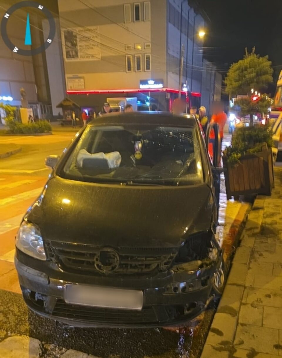 Șofer rănit după ce nu a acordat prioritate unei ambulanțe