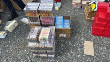 Aproape 10.000 de icoane, cruci și alte obiecte bisericești, confiscate de polițiști dintr-un microbuz