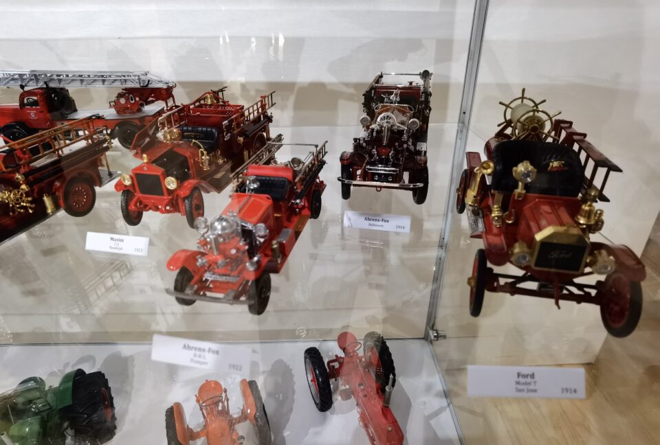 Fascinantă expoziție de miniaturi – mașini, trenulețe și clădiri, inaugurată în Galeria POD a Muzeului de Istorie