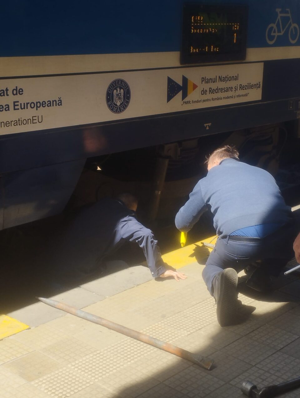 Trenul intercity Suceava – București a plecat cu aproape 100 de minute întârziere după ce un vagon a sărit de pe șine