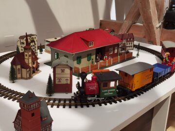 Fascinantă expoziție de miniaturi – mașini, trenulețe și clădiri, inaugurată în Galeria POD a Muzeului de Istorie
