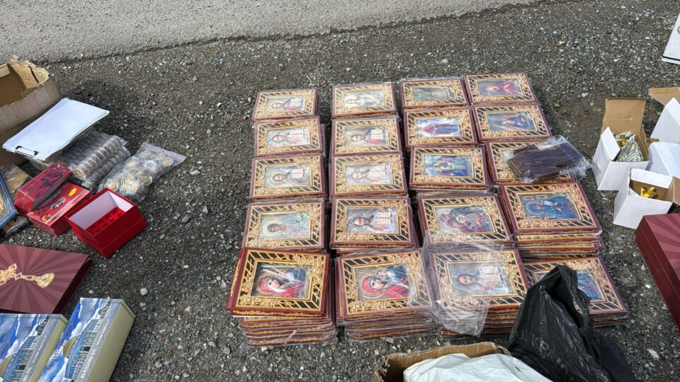 Aproape 10.000 de icoane, cruci și alte obiecte bisericești, confiscate de polițiști dintr-un microbuz