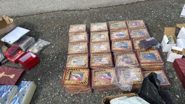 Aproape 10.000 de icoane, cruci și alte obiecte bisericești, confiscate de polițiști dintr-un microbuz
