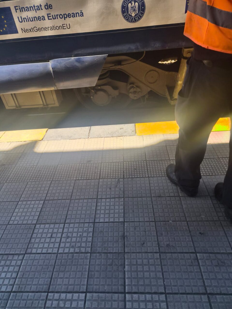 Trenul intercity Suceava – București a plecat cu aproape 100 de minute întârziere după ce un vagon a sărit de pe șine
