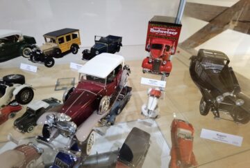Fascinantă expoziție de miniaturi – mașini, trenulețe și clădiri, inaugurată în Galeria POD a Muzeului de Istorie