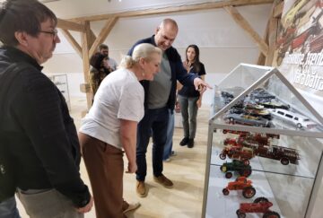 Fascinantă expoziție de miniaturi – mașini, trenulețe și clădiri, inaugurată în Galeria POD a Muzeului de Istorie