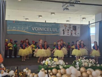 Peste 2.500 de preșcolari talentați au urcat pe scena Festivalului „Voinicelul”, la etapa județeană