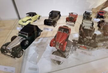 Fascinantă expoziție de miniaturi – mașini, trenulețe și clădiri, inaugurată în Galeria POD a Muzeului de Istorie