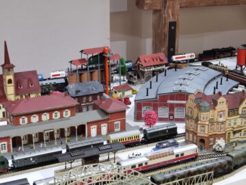 Fascinantă expoziție de miniaturi – mașini, trenulețe și clădiri, inaugurată în Galeria POD a Muzeului de Istorie