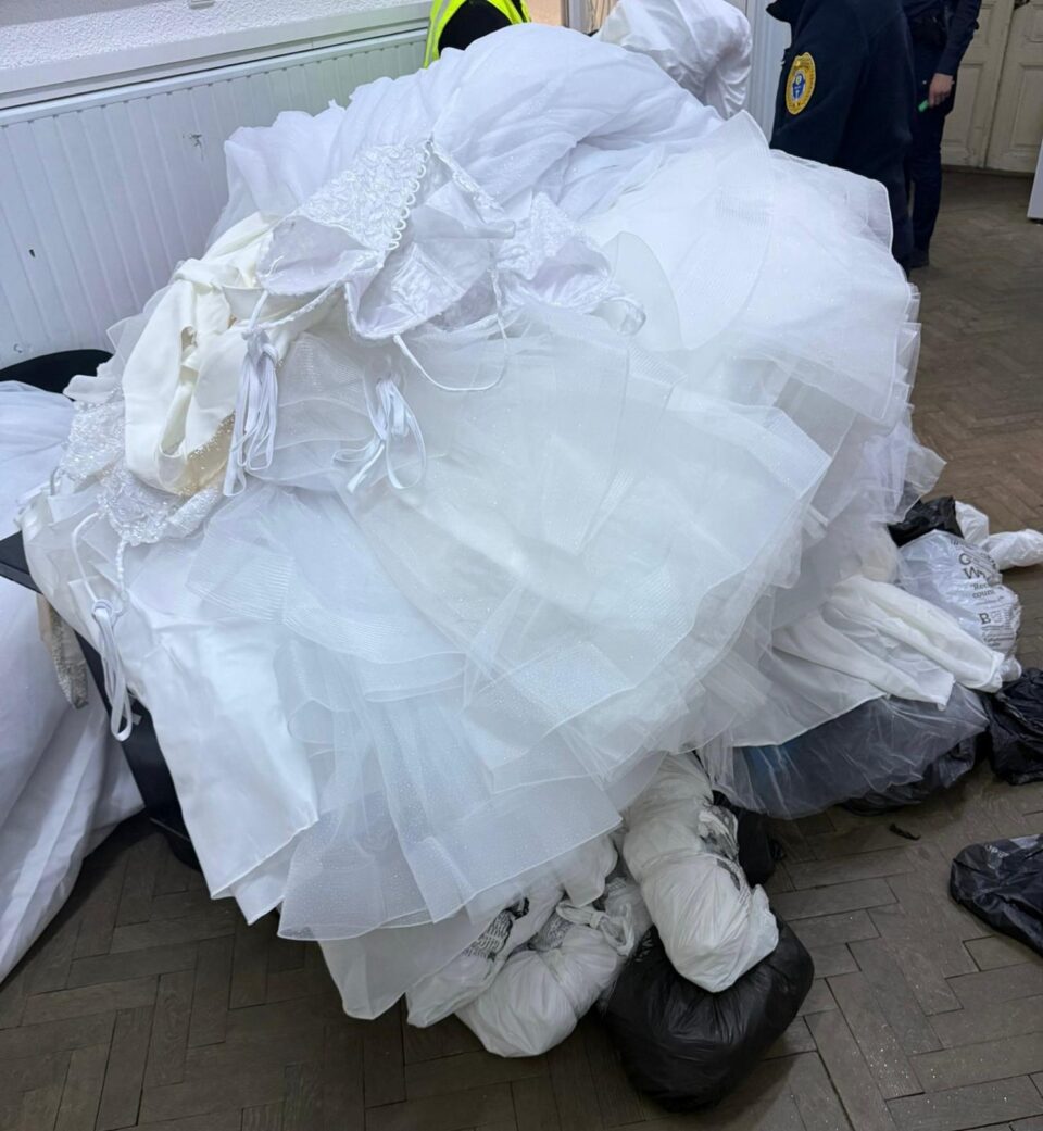 Transport de rochii de mireasă din Ucraina, oprit din drumul spre Italia de polițiștii suceveni Transport de rochii de mireasă din Ucraina, oprit din drumul spre Italia de polițiștii suceveni