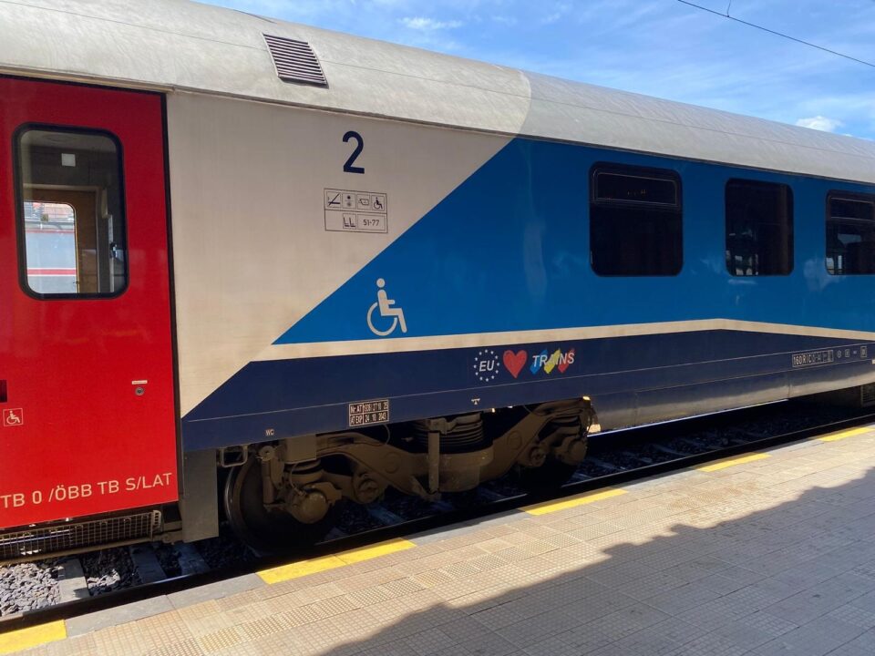 Trenul intercity Suceava – București a plecat cu aproape 100 de minute întârziere după ce un vagon a sărit de pe șine