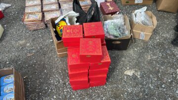 Aproape 10.000 de icoane, cruci și alte obiecte bisericești, confiscate de polițiști dintr-un microbuz