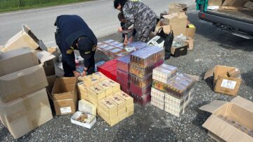 Aproape 10.000 de icoane, cruci și alte obiecte bisericești, confiscate de polițiști dintr-un microbuz