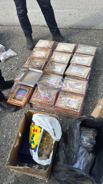 Aproape 10.000 de icoane, cruci și alte obiecte bisericești, confiscate de polițiști dintr-un microbuz