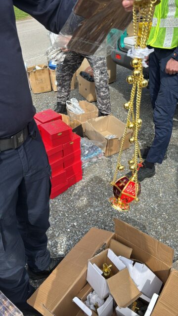 Aproape 10.000 de icoane, cruci și alte obiecte bisericești, confiscate de polițiști dintr-un microbuz