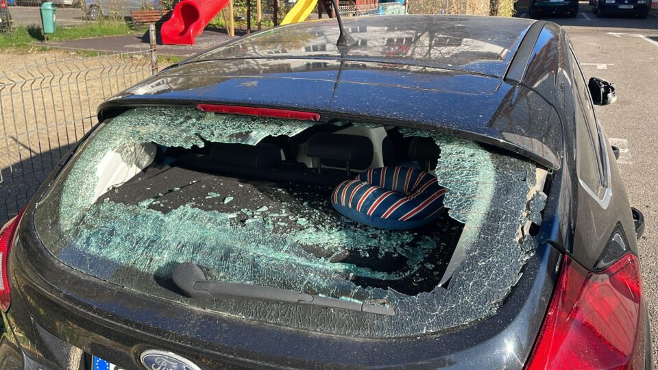 Una dintre masinile vandalizate Una dintre masinile vandalizate