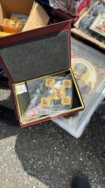Aproape 10.000 de icoane, cruci și alte obiecte bisericești, confiscate de polițiști dintr-un microbuz