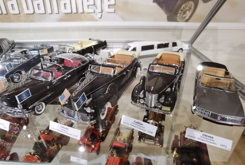 Fascinantă expoziție de miniaturi – mașini, trenulețe și clădiri, inaugurată în Galeria POD a Muzeului de Istorie
