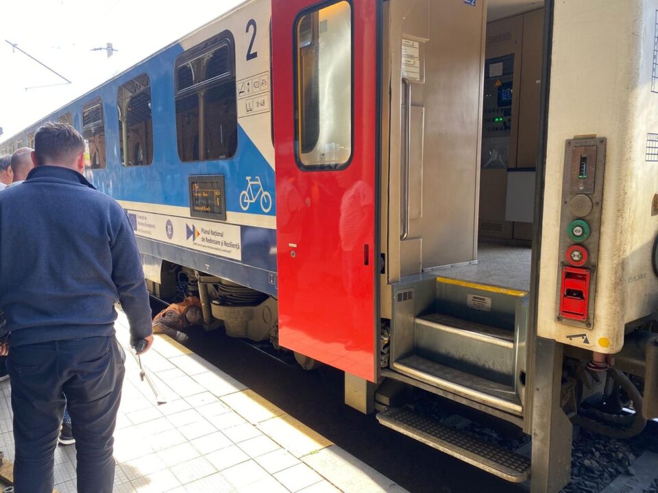 Trenul intercity Suceava – București a plecat cu aproape 100 de minute întârziere după ce un vagon a sărit de pe șine