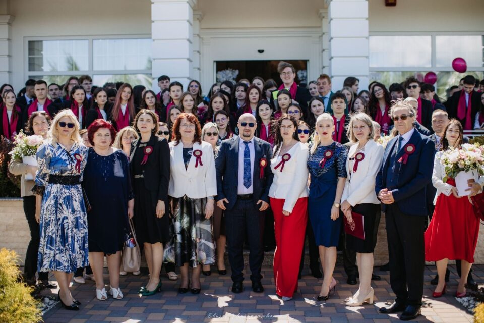 213 absolvenți ai Colegiului „Hurmuzachi” Rădăuți și-au luat „rămas-bun” de la anii de liceu