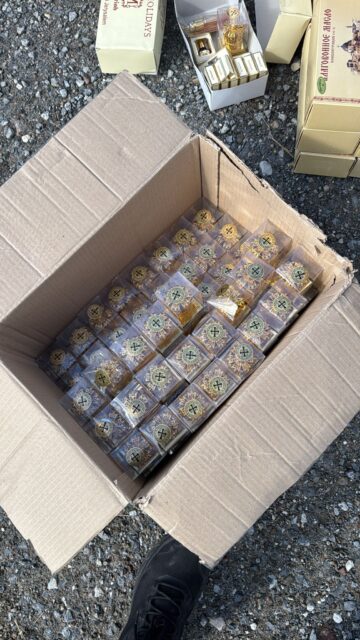 Aproape 10.000 de icoane, cruci și alte obiecte bisericești, confiscate de polițiști dintr-un microbuz