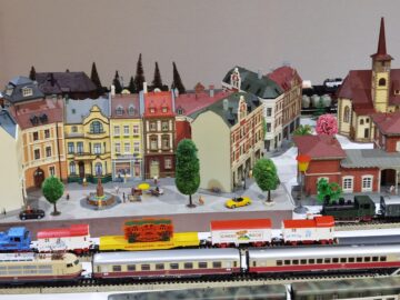 Fascinantă expoziție de miniaturi – mașini, trenulețe și clădiri, inaugurată în Galeria POD a Muzeului de Istorie