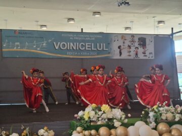 Peste 2.500 de preșcolari talentați au urcat pe scena Festivalului „Voinicelul”, la etapa județeană
