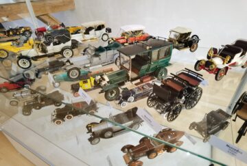 Fascinantă expoziție de miniaturi – mașini, trenulețe și clădiri, inaugurată în Galeria POD a Muzeului de Istorie
