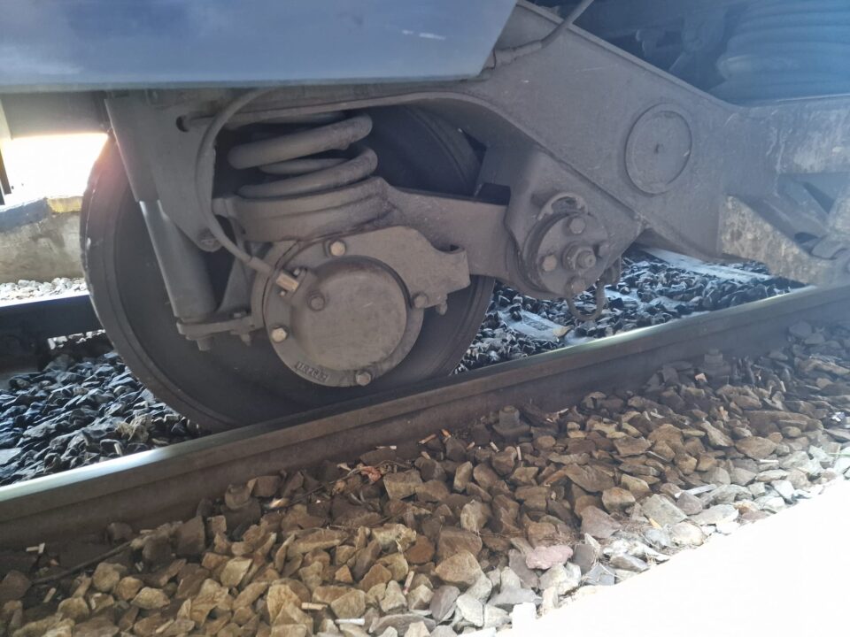 Trenul intercity Suceava – București a plecat cu aproape 100 de minute întârziere după ce un vagon a sărit de pe șine Trenul intercity Suceava – București a plecat cu aproape 100 de minute întârziere după ce un vagon a sărit de pe șine