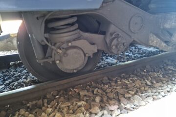 Trenul intercity Suceava – București a plecat cu aproape 100 de minute întârziere după ce un vagon a sărit de pe șine