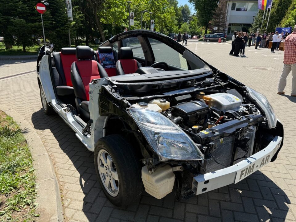 Mașina prezentată în secțiune pentru identificarea părților componente