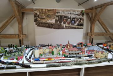 Fascinantă expoziție de miniaturi – mașini, trenulețe și clădiri, inaugurată în Galeria POD a Muzeului de Istorie