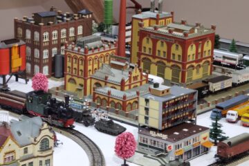 Fascinantă expoziție de miniaturi – mașini, trenulețe și clădiri, inaugurată în Galeria POD a Muzeului de Istorie Fascinantă expoziție de miniaturi – mașini, trenulețe și clădiri, inaugurată în Galeria POD a Muzeului de Istorie