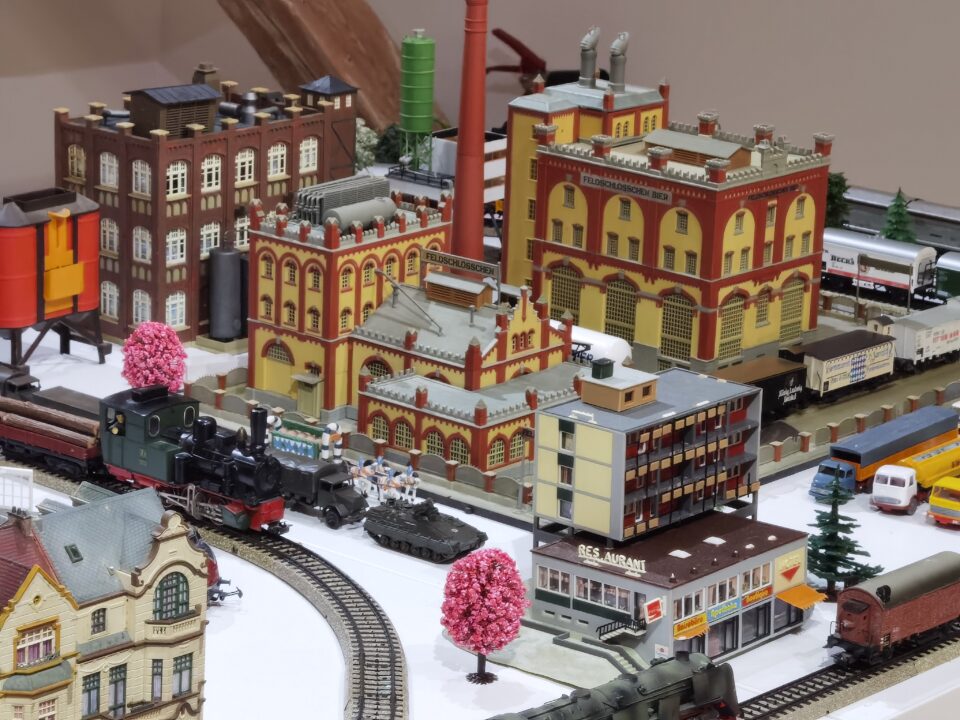 Fascinantă expoziție de miniaturi – mașini, trenulețe și clădiri, inaugurată în Galeria POD a Muzeului de Istorie