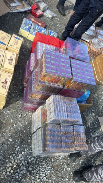 Aproape 10.000 de icoane, cruci și alte obiecte bisericești, confiscate de polițiști dintr-un microbuz