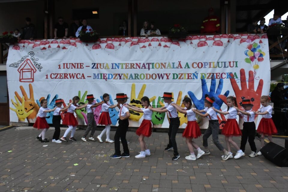 Copiii polonezi din Bucovina și-au sărbătorit ziua prin rugăciune, cântec, dans și jocuri Copiii polonezi din Bucovina și-au sărbătorit ziua prin rugăciune, cântec, dans și jocuri