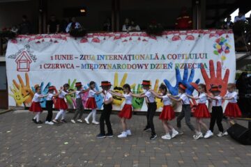 Copiii polonezi din Bucovina și-au sărbătorit ziua prin rugăciune, cântec, dans și jocuri