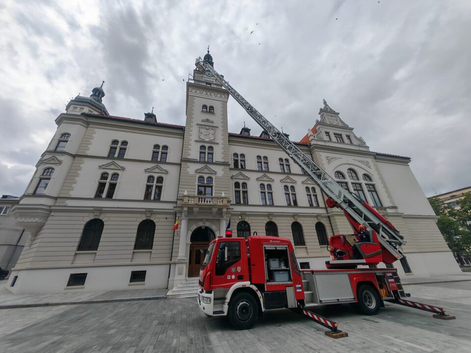 Pescăruș salvat de pompieri după ce a rămas blocat în zona turnului Palatului Administrativ Pescăruș salvat de pompieri după ce a rămas blocat în zona turnului Palatului Administrativ