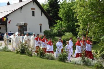 Copiii polonezi din Bucovina și-au sărbătorit ziua prin rugăciune, cântec, dans și jocuri
