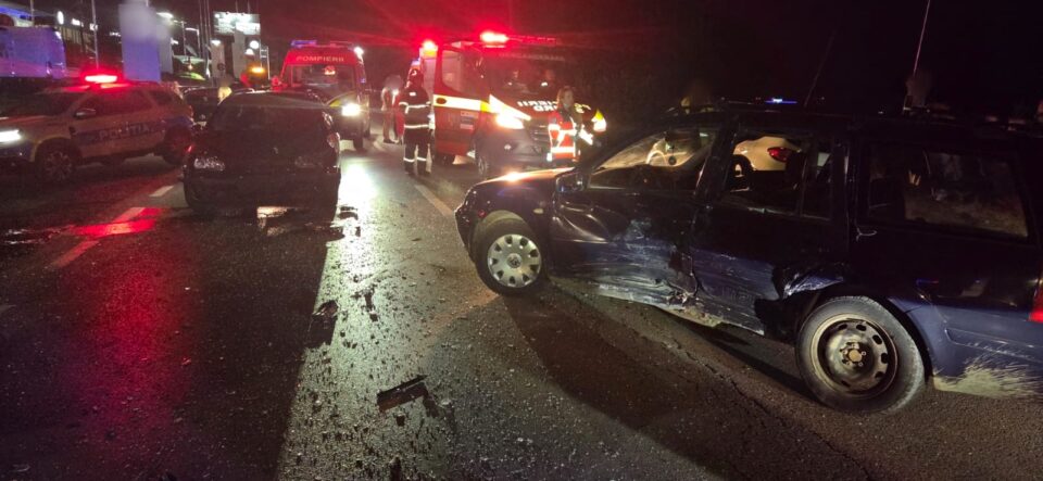 Doi răniți, după ce o șoferiță a încercat o manevră de întoarcere pe E 85, la ieșirea din Suceava Doi răniți, după ce o șoferiță a încercat o manevră de întoarcere pe E 85, la ieșirea din Suceava