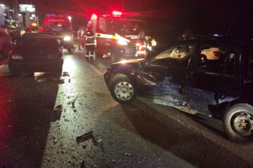Doi răniți, după ce o șoferiță a încercat o manevră de întoarcere pe E 85, la ieșirea din Suceava Doi răniți, după ce o șoferiță a încercat o manevră de întoarcere pe E 85, la ieșirea din Suceava