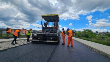 Primăria Fălticeni finalizează modernizarea străzii Unirii, pe care se va putea circula în maxim o săptămână