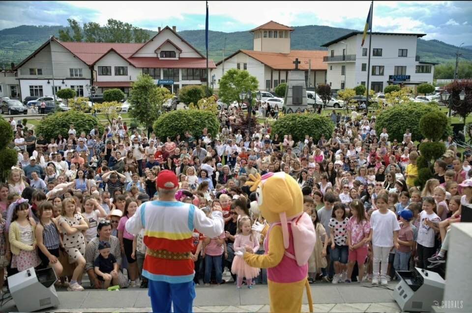 Sute de copii din Vicovu de Sus s-au bucurat de „Carnavalul Bucuriei” organizat la inițiativa primarului Vasile Iliuț