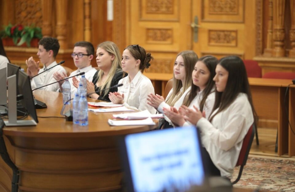 „Vocea tinerilor contează!” – 52 de elevi suceveni au dezbătut drepturi ale copilului la tribuna Camerei Deputaților