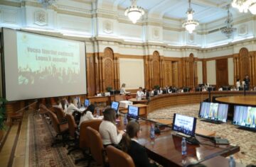 „Vocea tinerilor contează!” – 52 de elevi suceveni au dezbătut drepturi ale copilului la tribuna Camerei Deputaților