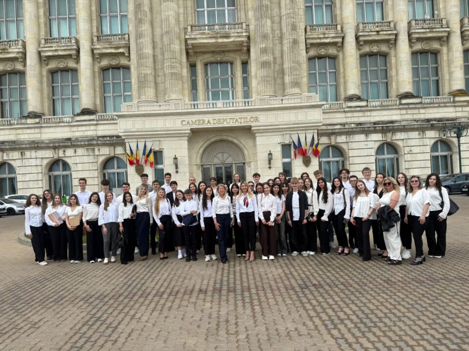 „Vocea tinerilor contează!” – 52 de elevi suceveni au dezbătut drepturi ale copilului la tribuna Camerei Deputaților „Vocea tinerilor contează!” – 52 de elevi suceveni au dezbătut drepturi ale copilului la tribuna Camerei Deputaților