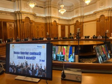 „Vocea tinerilor contează!” – 52 de elevi suceveni au dezbătut drepturi ale copilului la tribuna Camerei Deputaților