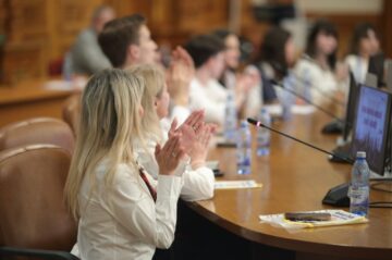 „Vocea tinerilor contează!” – 52 de elevi suceveni au dezbătut drepturi ale copilului la tribuna Camerei Deputaților