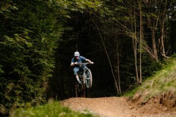 Pe pârtia Veverița din Vatra Dornei a fost deschisă instalația destinată traseului de mountain bike